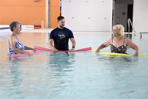 25m-pool-physiotherapy-with-noodles-smiling.jpg