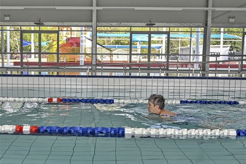 25m-pool-women-lap-swimming-landscape.jpg