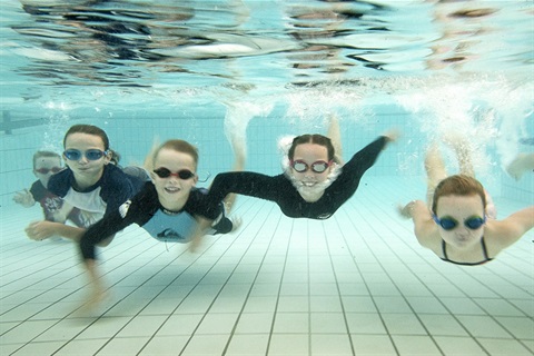 50m-pool-underwater-five-children-swimming-landscape-hero.jpg