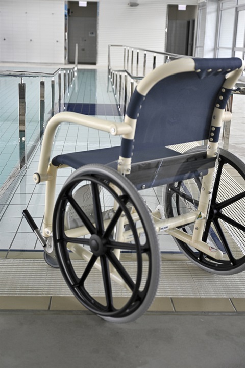 25m-pool-with-wheelchair-top-of-ramp-portrait.jpg